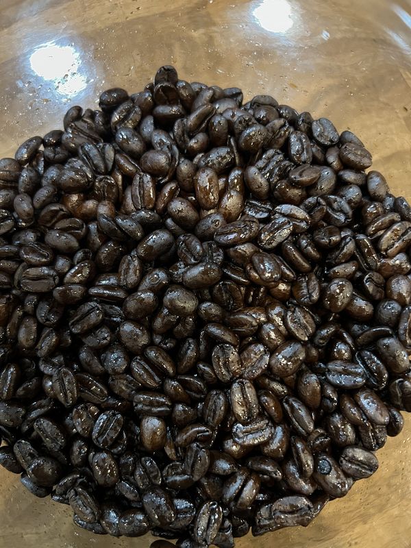 深煎りで焙煎したニューギニアのコーヒー豆