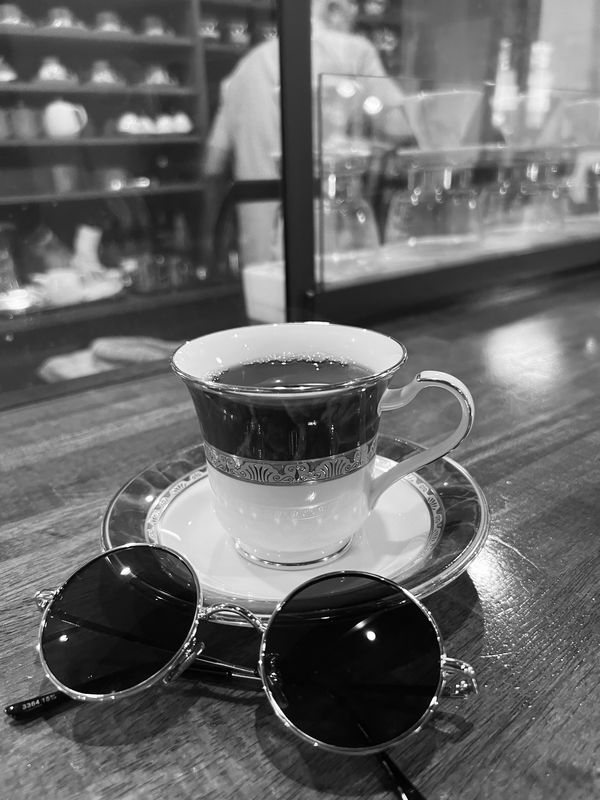 コーヒーカップとサングラス