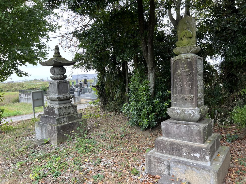 覚性寺の供養塔