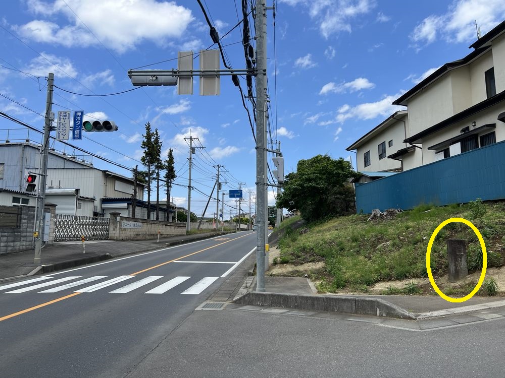 盃状穴のある道標｜松伏町築比地