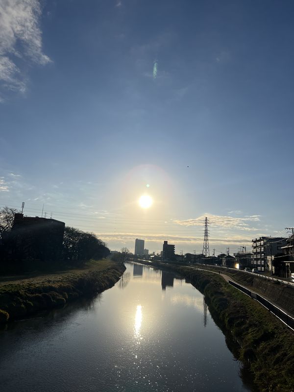 元荒川に朝日が昇る