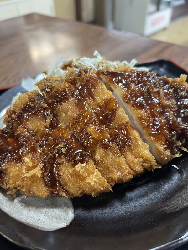 ソースをかけたとんかつ