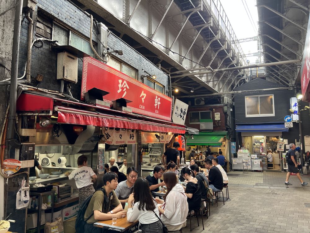 上野アメ横ガード下・珍々軒のチャーシュー麺・炒飯・餃子で昭和の中華を満喫