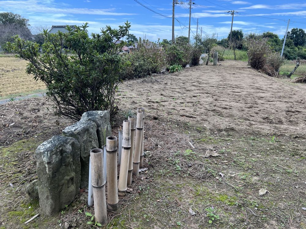 路傍の石仏｜松伏町大川戸・旧古利根川堤防上にある三基の馬頭観音塔