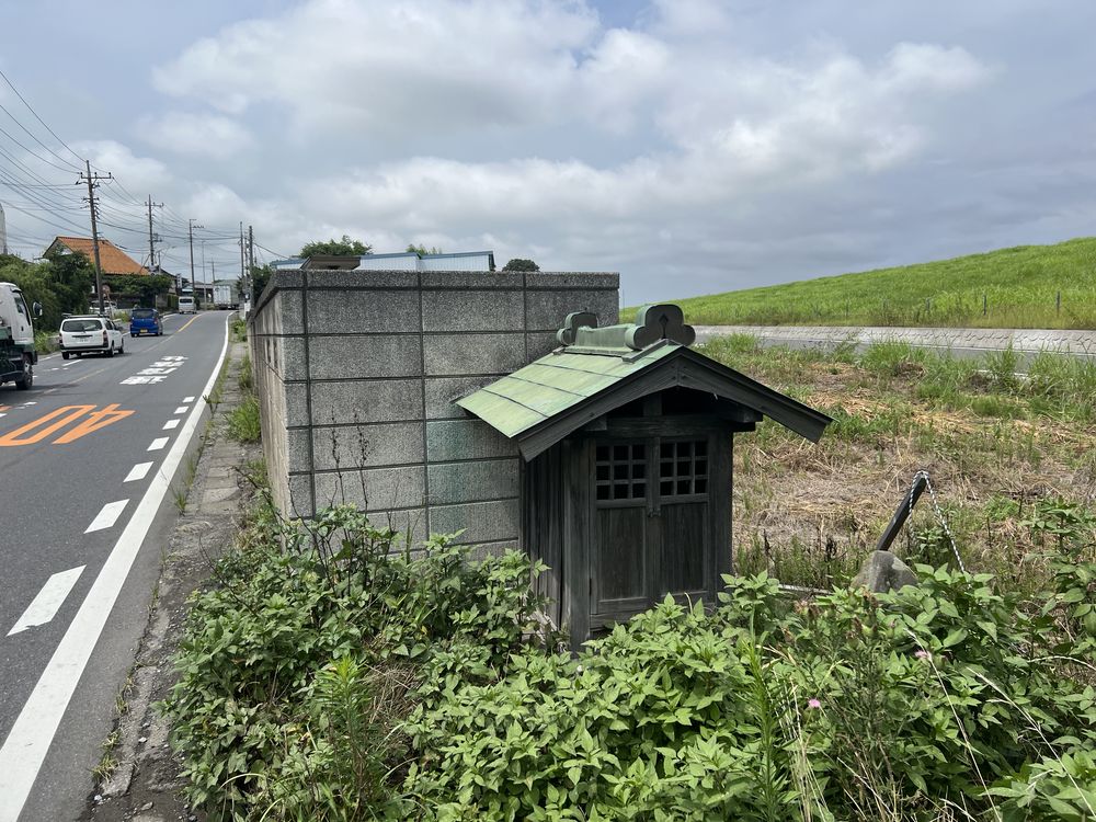 松伏町金杉・松伏春日部関宿線沿いの八大龍王文字塔と大神宮文字塔