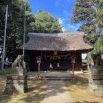 狛犬と拝殿 狛犬と拝殿